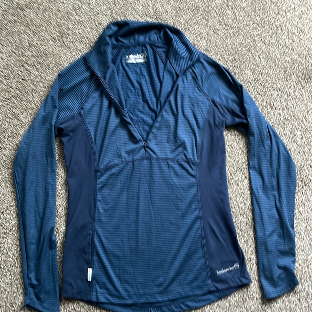 Avalanche outdoor top size small